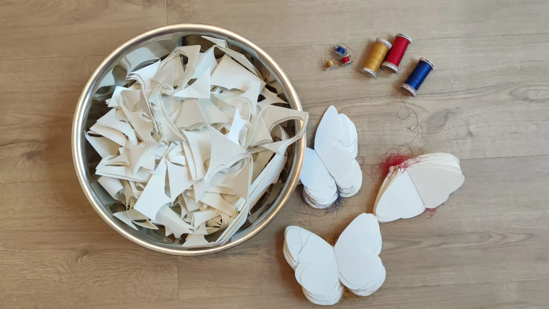 El cuenco de las ideas lleno de mariposas de papel